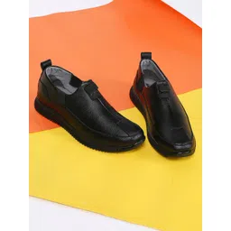 Jaripeo by Buckaroo Men HANA Textured Comfort Insole Basics Slip-On Sneakers