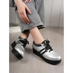 The Roadster Lifestyle Co Women Round Toe Casual Sneakers