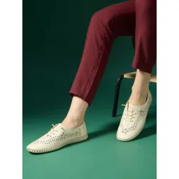Inc.5 Women's Cream Casual Sneakers