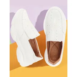 Fausto Women's White Walking Shoes