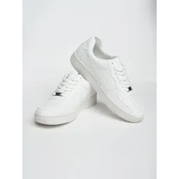 Snitch Men White Solid Sneakers