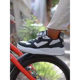 Xtep Men Printed Sneakers