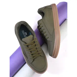 Fashion Victim Men Colourblocked Sneakers