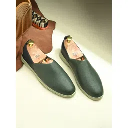 BIZZARO Men Sneakers