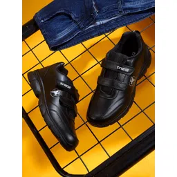 Trenz Men Round Toe Sneakers