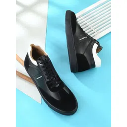 San Frissco Men Textured Lightweight Sneakers