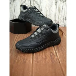 HIDA Men Textured Lace-Ups Casual Sneakers