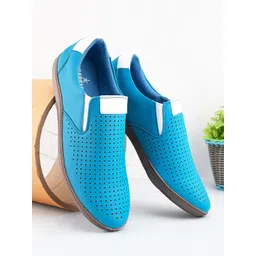 The Roadster Lifestyle Co Men Round Toe Casual Slip-On Sneakers