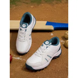 AVANT Men Outfield Cricket Shoes