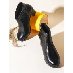 The White Pole Women's Black Casual Boots