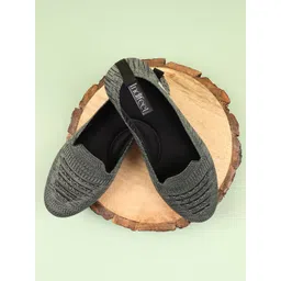 Indifeet Women Textured Slip-On Sneakers