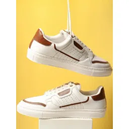 V8 By Ruosh Men's Aldor White & Tan Casual Sneakers