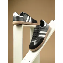 glitchez Men Colourblocked Sneakers
