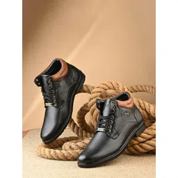 Vellinto Men Textured Block Heel Biker Boots