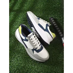 The Roadster Lifestyle Co Men Colorblocked Antiskid Gym Shoes