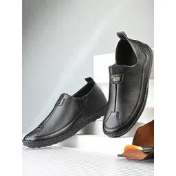 glitchez Men Textured Round Toe Slip on Sneakers