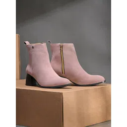 El Paso Women Block-Heeded Chelsea Boots