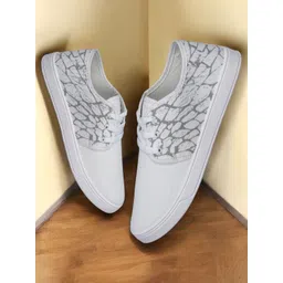 Spotwalk Men Printed Round-Toe Sneakers