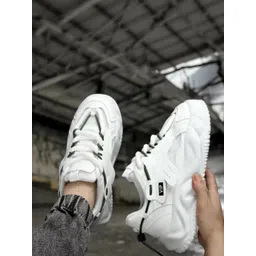 FreeMo Men White Casual Shoes