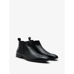 SOLEPLAY by Westside Black Solid Chelsea Boots