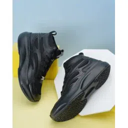 Men Round-Toe Sneakers with Lace Fastening