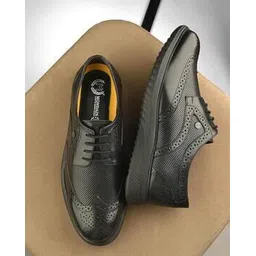 Men Flat Heeled Lace-Up Sneakers with Round Toes