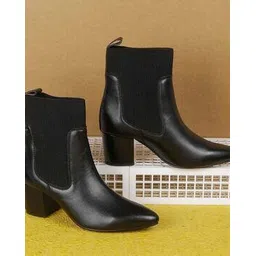 Ankle-length boots with synthetic upper