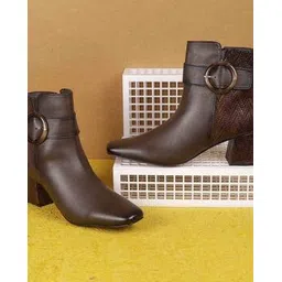 Ankle-length boots with synthetic upper