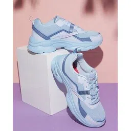 Low-Top Lace-Up Sports Shoes