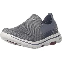 Men Pull On Sports Shoes