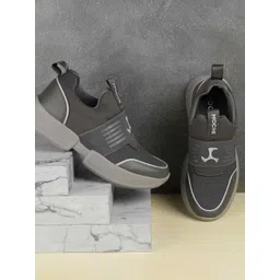 Mochi Men Colourblocked Sneakers