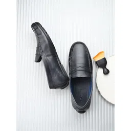 Overdrive Men Textured Leather Slip-On Sneakers