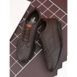 The Roadster Lifestyle Co Men Lightweight Textured Sneakers