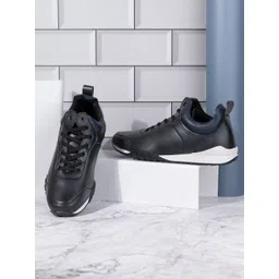 Roadster Men Casual Sneakers