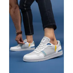 RUN SEVEN Men Textured Lightweight Sneakers