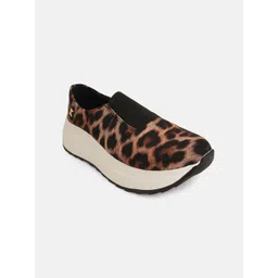 The Roadster Lifestyle Co Women Leopard Printed Round Toe Lightweight Slip-On Sneakers