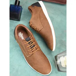 Roadster Men Tan Brown & White Lightweight Comfort Insole Contrast Sole Sneakers