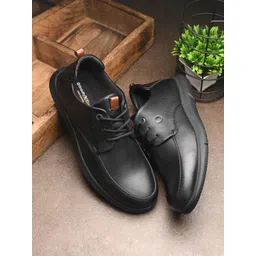 Egoss Men Textured Round Toe Lightweight Leather Sneakers