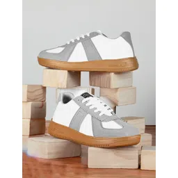 ASTEROID Men Colourblocked Lightweight Sneakers