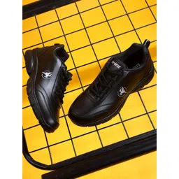 Trenz Men Round Toe Sneakers