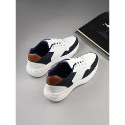 The Roadster Lifestyle Co. Men White & Black Colourblocked Lightweight Sneakers
