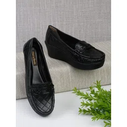 Flat n Heels Women Textured Heeled Loafers