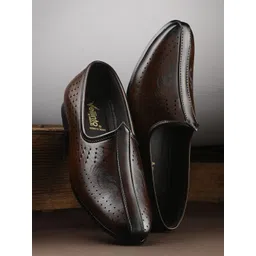 Vellinto Men Textured Sneakers