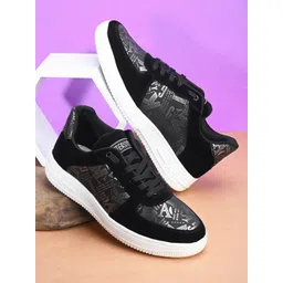 ASTEROID Men Printed Contrast Sole Lightweight Sneakers