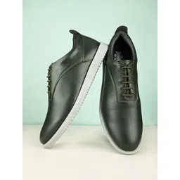 The Roadster Lifestyle Co. Men Green Lightweight Comfort Insole Contrast Sole Sneakers