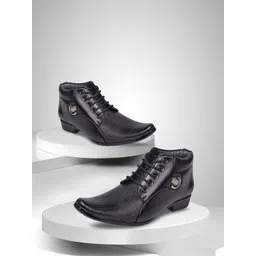 aadi Men Round Toe Lightweight Sneakers