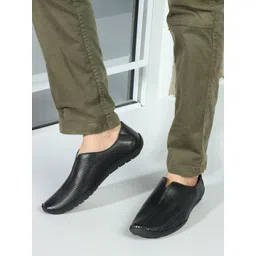 Carlton London Men Textured Round Toe Lightweight Leather Slip-On Sneakers