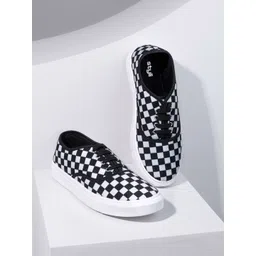 Styli Men White Checkerboard Round Toe Comfort Insole Canvas Sneakers