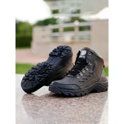 bacca bucci Men Textured Mid Top Flatform-Heel Hiking Boots