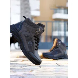 bacca bucci Men Textured Waterproof Platform-Heeled Hiking Boots